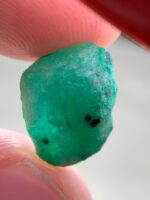 Exploring the Beauty of a 7.94ct Emerald Crystal: A Glimpse into Its Dimensions and Quality - Image 8