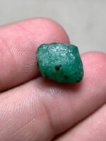 Exploring the Beauty of a 7.94ct Emerald Crystal: A Glimpse into Its Dimensions and Quality - Image 10