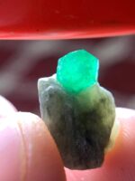 Exploring an 8.65 ct Swat Emerald Specimen - Image 2