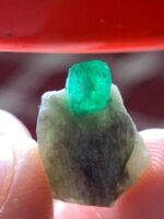 Exploring an 8.65 ct Swat Emerald Specimen - Image 3