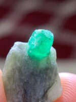 Exploring an 8.65 ct Swat Emerald Specimen - Image 4