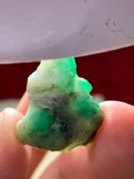 A Glimpse into Nature’s Green Treasure: 20.20ct Emerald Specimen - Image 5