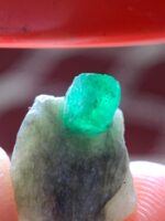 Exploring an 8.65 ct Swat Emerald Specimen - Image 9