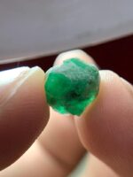Precision in Green: 3.17 ct Swat Emerald Crystal with Bold Clarity and Structure - Image 2