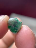 Precision in Green: 3.17 ct Swat Emerald Crystal with Bold Clarity and Structure - Image 3
