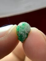 Precision in Green: 3.17 ct Swat Emerald Crystal with Bold Clarity and Structure - Image 5
