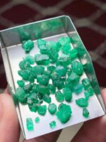 Discover the Beauty of Swat Emeralds: A 41.10 Carat Rough Lot - Image 11