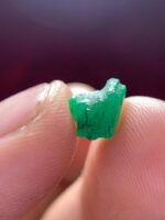 2.90ct Swat Emerald Crystal: A Natural Green Treasure in Compact Form - Image 2