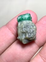 Elegant Swat Emerald: 25.30-Carat Natural Specimen - Image 3