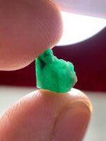 2.90ct Swat Emerald Crystal: A Natural Green Treasure in Compact Form - Image 4