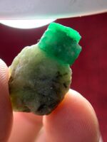Elegant Swat Emerald: 25.30-Carat Natural Specimen - Image 4