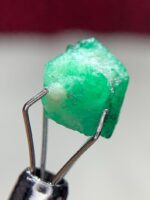 2.90ct Swat Emerald Crystal: A Natural Green Treasure in Compact Form - Image 7