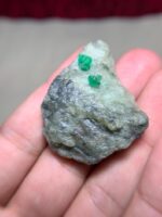 Statement of Natural Grandeur: 102.30-Carat Swat Emerald Specimen - Image 3