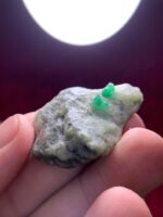 Statement of Natural Grandeur: 102.30-Carat Swat Emerald Specimen - Image 6