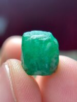 9.10ct Natural Swat Emerald Crystal – Untreated Green Beryl from Pakistan - Image 4
