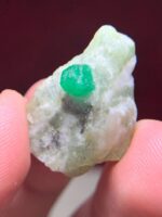 Natural Beauty Preserved: 25.50-Carat Swat Emerald Specimen - Image 2