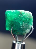 7.25ct Swat Emerald Crystal: Pure Green Beryl in Natural Form - Image 3