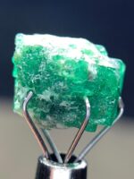 7.25ct Swat Emerald Crystal: Pure Green Beryl in Natural Form - Image 4