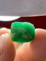 7.55ct Natural Swat Emerald Crystal – Untreated Green Beryl from Pakistan - Image 4