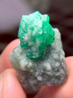 Striking 29.55-Carat Emerald Specimen: Bold Beauty in Green - Image 3