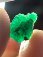 The Elegant 2.00 ct Swat Emerald Crystal: A Balanced Gem of Natural Beauty - Image 4