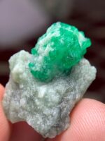 Striking 29.55-Carat Emerald Specimen: Bold Beauty in Green - Image 4
