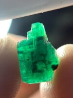 The Elegant 2.00 ct Swat Emerald Crystal: A Balanced Gem of Natural Beauty - Image 6