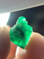 The Elegant 2.00 ct Swat Emerald Crystal: A Balanced Gem of Natural Beauty - Image 7