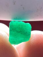 Uncut Elegance: 3.60 ct Emerald Crystal from Pakistan’s Swat Valley - Image 4
