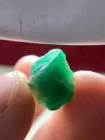 Natural Geometry in Green: 7.01ct Swat Emerald Crystal - Image 8