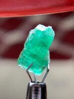 The Charm of a 3.50 ct Emerald Crystal - Image 2