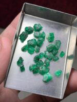 Exceptional Volume and Quality: 19.95 Carat Emerald Rough Lot from Swat Valley - Image 2