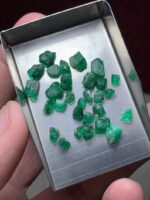 Exceptional Volume and Quality: 19.95 Carat Emerald Rough Lot from Swat Valley - Image 3