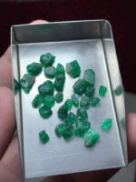Exceptional Volume and Quality: 19.95 Carat Emerald Rough Lot from Swat Valley - Image 4