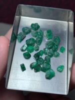 Exceptional Volume and Quality: 19.95 Carat Emerald Rough Lot from Swat Valley - Image 5