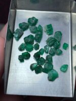 Exceptional Volume and Quality: 19.95 Carat Emerald Rough Lot from Swat Valley - Image 9