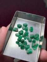 Exceptional Volume and Quality: 19.95 Carat Emerald Rough Lot from Swat Valley - Image 10