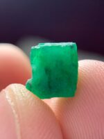 Vibrant 4.10ct Swat Emerald Crystal with Classic Hexagonal Shape - Image 2