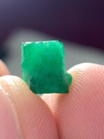 Vibrant 4.10ct Swat Emerald Crystal with Classic Hexagonal Shape - Image 5