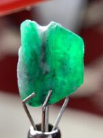 4.30 ct Swat Emerald Crystal – Natural Beauty from the Mountains of Pakistan - Image 5