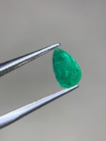 0.95ct Faceted Emerald – Pear Cut Perfection - Image 4