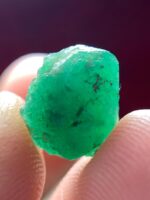 4.00ct Swat Emerald Crystal: A Bold Natural with Impressive Dimensions - Image 7