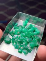 39.20 Carat Swat Emerald Rough Lot – Elongated Natural Emerald Material - Image 5