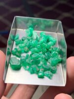 39.20 Carat Swat Emerald Rough Lot – Elongated Natural Emerald Material - Image 11