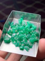 39.20 Carat Swat Emerald Rough Lot – Elongated Natural Emerald Material - Image 9