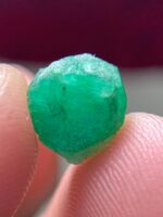 3.65ct Swat Emerald Crystal: Rich Color and Natural Brilliance in a Medium-Sized - Image 5
