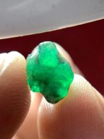 Discover the Natural Elegance of a 1.92ct Emerald Crystal from Swat - Image 4