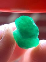 7.91 ct Natural Emerald Crystal from Swat Valley – Exceptional Depth and Compact Power - Image 7