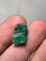 Slim & Striking: 4.515 ct Swat Emerald Crystal with Elegant Proportions - Image 2