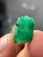 Slim & Striking: 4.515 ct Swat Emerald Crystal with Elegant Proportions - Image 3